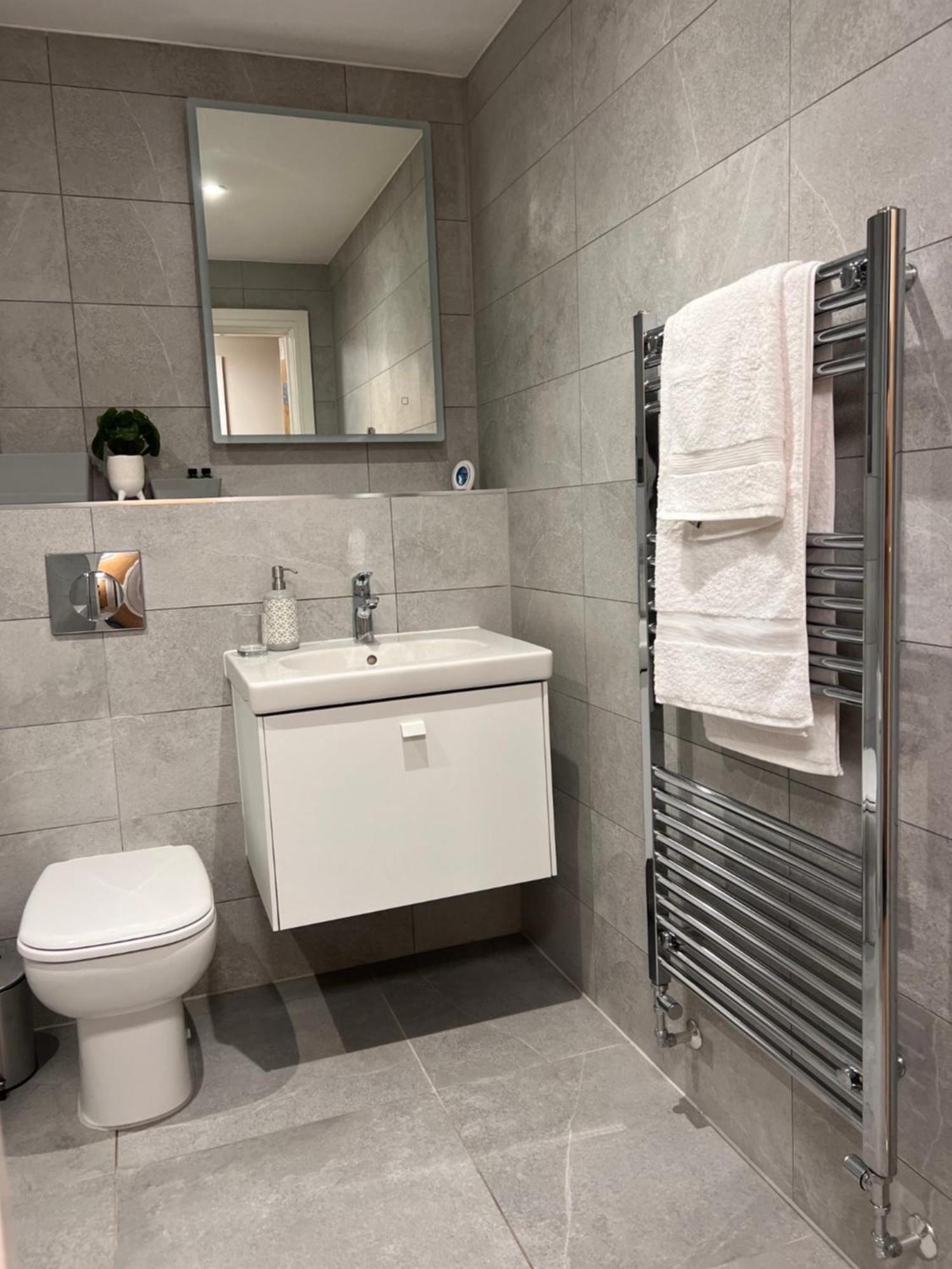 Modern Apartment - Bhx Nec - Free Secure Gated Parking โซลิฮัล ภายนอก รูปภาพ